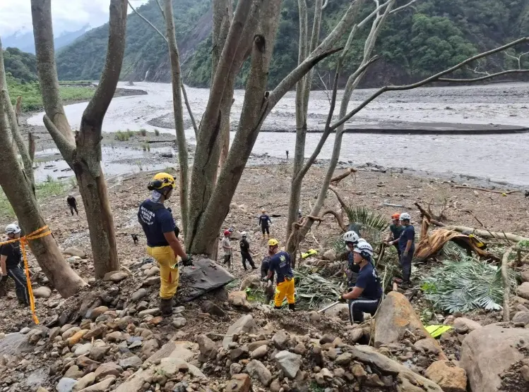 ▲一家五口墜谷意外的台20線南橫公路81.1K處，搜救人員重新展開行動，搜救已進入第7天。（圖／消防局提供）