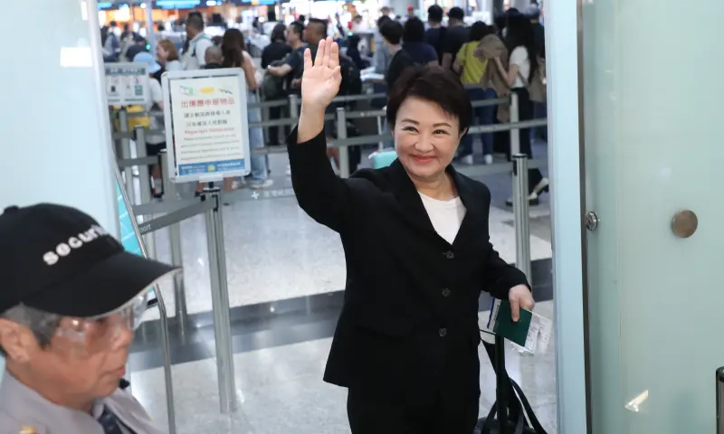 ▲台中市長盧秀燕晚間進入海關準備前往澳洲訪問。（圖／台中市政府提供，2025.08.05）