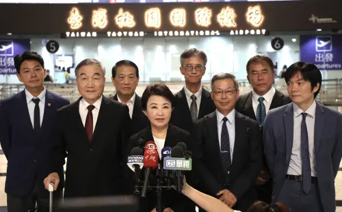 ▲台中市長盧秀燕與出訪的市府團隊，全部深色西裝出現在機場。（圖／台中市政府提供，2025.08.05）
