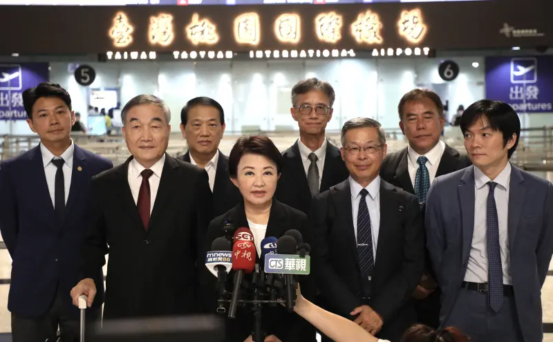 ▲台中市長盧秀燕與出訪的市府團隊，全部深色西裝出現在機場。（圖／台中市政府提供，2025.08.05）