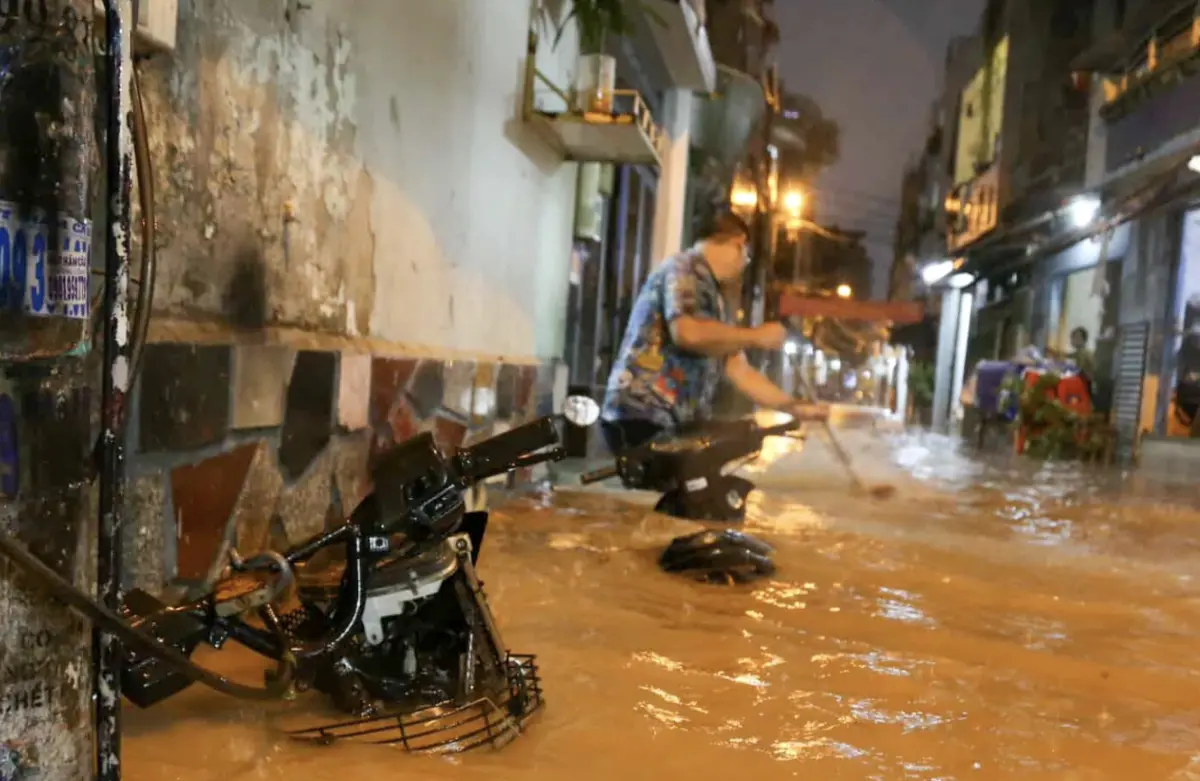 ▲越南胡志明市突如其來的豪大雨，導致部份地區積水深達一公尺以上。（圖／翻攝自越南快訊）