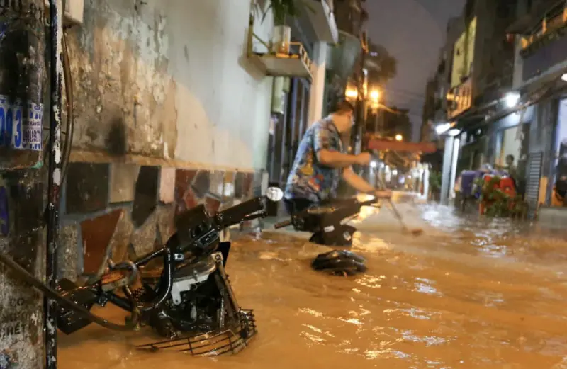 ▲越南胡志明市突如其來的豪大雨，導致部份地區積水深達一公尺以上。（圖／翻攝自越南快訊）