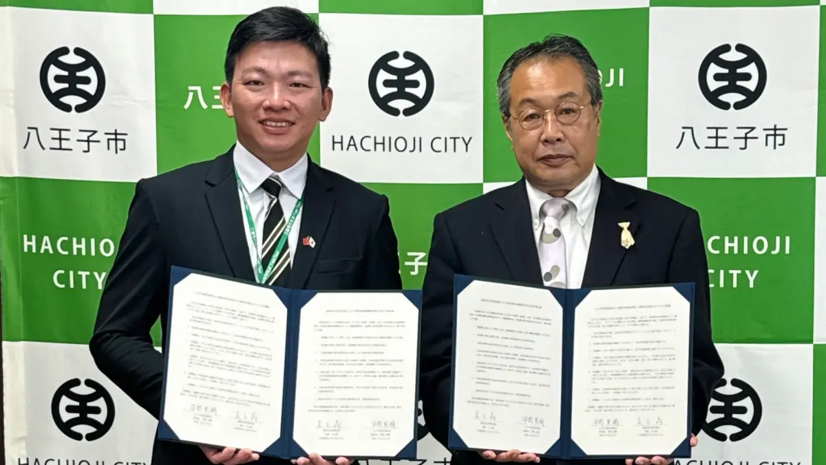 ▲高市府教育局長吳立森（左）、八王子市教育委員會教育長安間英潮（右）共同簽署合作備忘錄。（圖／高市府教育局提供）