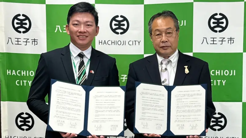 ▲高市府教育局長吳立森（左）、八王子市教育委員會教育長安間英潮（右）共同簽署合作備忘錄。（圖／高市府教育局提供）