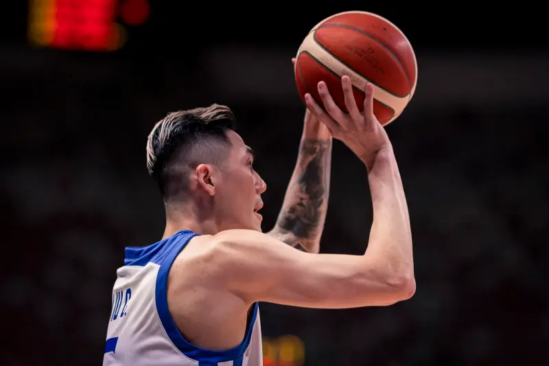 ▲菲律賓主帥孔恩（Tim Cone）也直言自己在調度上「被對方教練圖齊（Gianluca Tucci）徹底打敗」，並高聲讚揚中華隊有潛力衝擊獎牌。（圖／取自FIBA官網）