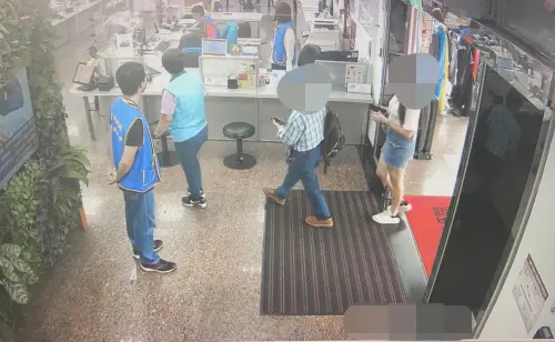 ▲沈翁（身穿藍色格紋襯衫）前往樹林地政事務所畫面。（圖／地政事務所監視畫面）