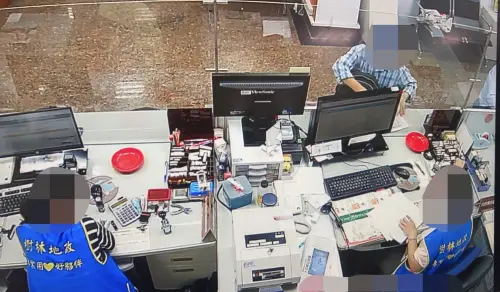 沈翁（身穿藍色格紋襯衫）於業務窗口依詐騙團夥指示辦理業務。（圖／地政事務所監視畫面）