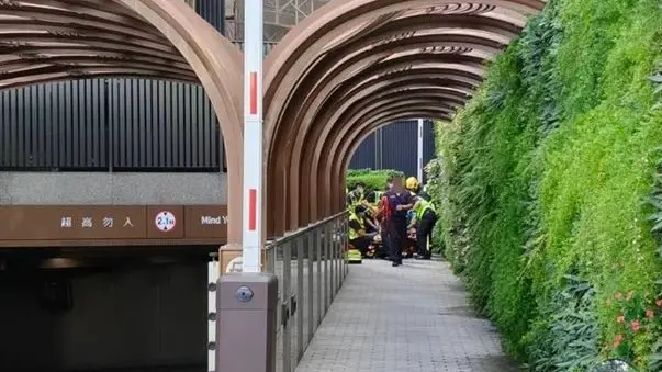 ▲台中豪宅驚傳墜樓意外，男子送醫搶救不治。（圖／翻攝畫面）