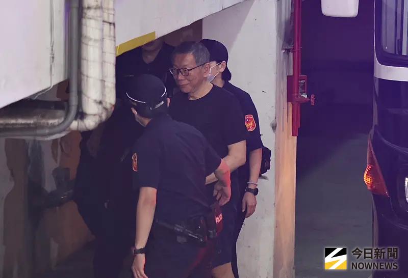 ▲民眾黨前主席柯文哲日前出庭時，突然暴走摔資料、丟水瓶、怒罵髒話。（圖／記者朱永強攝）