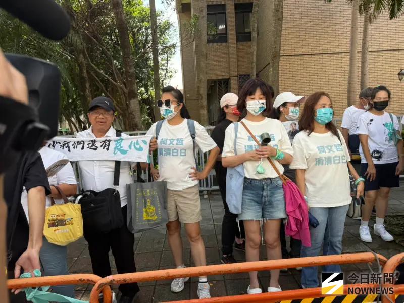 ▲小草齊聚北院想幫柯文哲慶生。（圖／記者朱永強攝，2025.08.06）