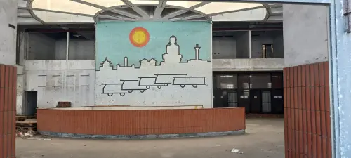 ▲台汽客運彰化車站廢棄後，吸引不少人前往探險，圖為半圓形的候車大廳。（圖／台灣巴士文化討論群臉書@王彥勛）