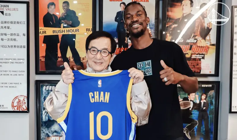 ▲金州勇士球星「士官長」巴特勒（Jimmy Butler）近日造訪中國北京宣傳代言的球鞋品牌李寧，更是與武打巨星成龍相見歡，2人也交流起了功夫，成龍更是帶起了巴特勒練起詠春拳。（圖／勇士IG）