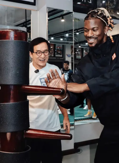 成龍教巴特勒打詠春拳。(圖/勇士IG) ▲成龍教巴特勒打詠春拳。(圖/勇士IG)