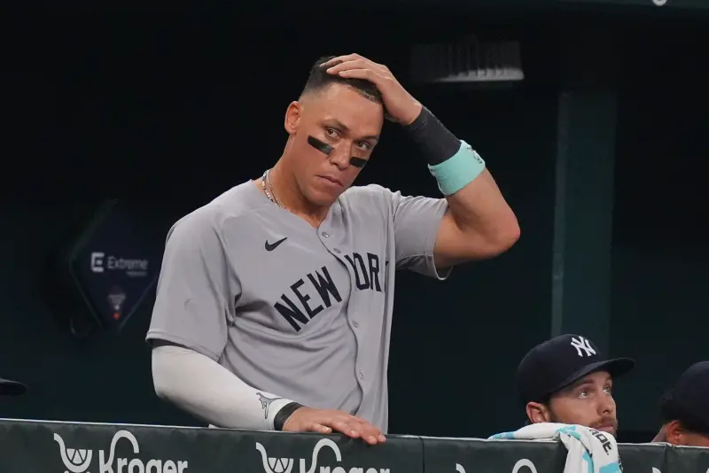 ▲洋基隊長「法官」賈吉（Aaron Judge）因手肘傷勢影響傳球威力，前隊友佛雷瑟（Clint Frazier）直言對手已不再畏懼，這個「隱形破口」恐成季後賽致命傷。（圖／美聯社／達志影像）