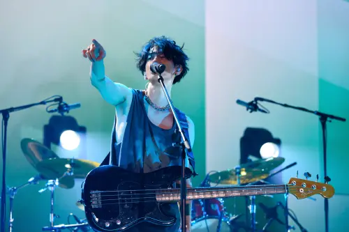 ▲佐藤健為了製作《玻璃之心》，花了10年才圓夢，不僅親自去拜訪原作，還一一私下約町田啓太、志尊淳吃飯，請求他們點頭參演，可見熱愛《玻璃之心》的強烈意志。（圖／Netflix）