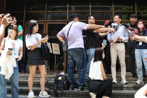 ▲媒體聯訪鍾小平時，陳智菡與張彤在旁邊聽到受訪內容無法接受，當場吐槽要求鍾小平鄭重道歉。（圖／記者朱永強攝）