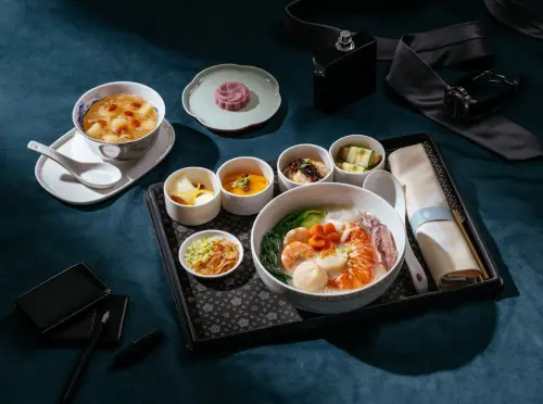 ▲搭乘華航有機會吃到米其林三星「頤宮」之菜色，主菜「頂級濃湯海鮮米粉」用上新鮮龍蝦片、小卷、干貝、白蝦等高檔食材。（圖／華航提供）