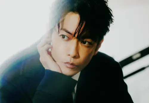 ▲佐藤健（如圖）是《玻璃之心》製作人、男主角，劇中為了演出樂團主唱角色，特別參考ONE OK ROCK、藤井風等藝人的表演方式。（圖／佐藤健IG）