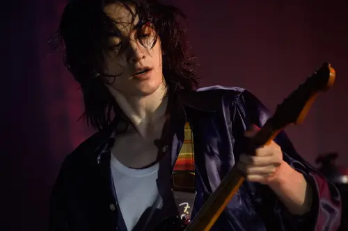 ▲《玻璃之心》中，町田啓太（如圖）飾演：高岡尚，是佐藤健的好夥伴。（圖／Netflix）