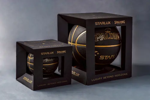 ▲星宇航空迎接父親節將到來，聯名SPALDING斯伯丁推出限量1000組的籃球組。（圖／星宇航空提供）