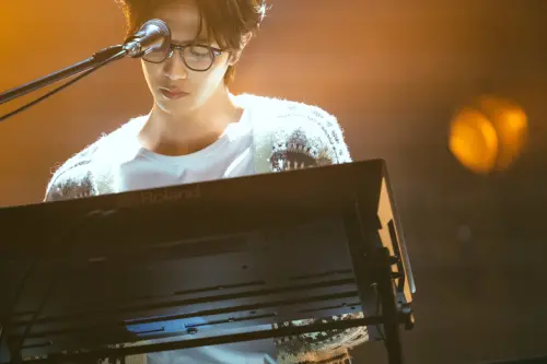 ▲《玻璃之心》中，志尊淳飾演鍵盤手：坂本一至，琴技一流。（圖／Netflix）