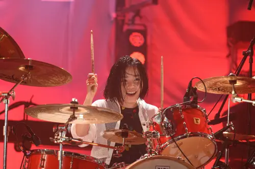 ▲《玻璃之心》中，宮崎優（如圖）飾演鼓手西条朱音，天賦被佐藤健挖掘。（圖／Netflix）