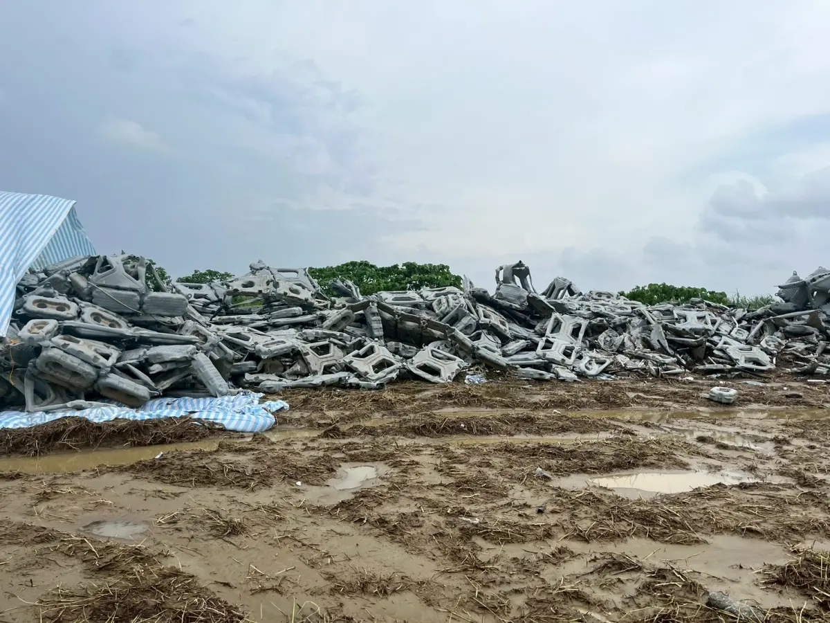 ▲嘉義農民拍下大批廢棄光電板堆放在台糖農地的畫面。（圖／民眾黨團提供，2025.08.06）