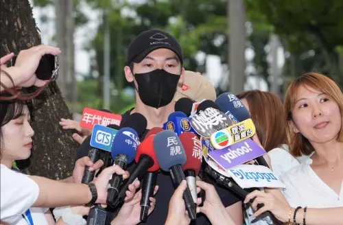 ▲許光漢退伍，引來媒體直播大陣仗，又有韓國粉絲來迎接，展現「男神」的超人氣，他退伍不到一個月就會在音樂節活動上表演。（圖／NOWNEWS攝影中心）