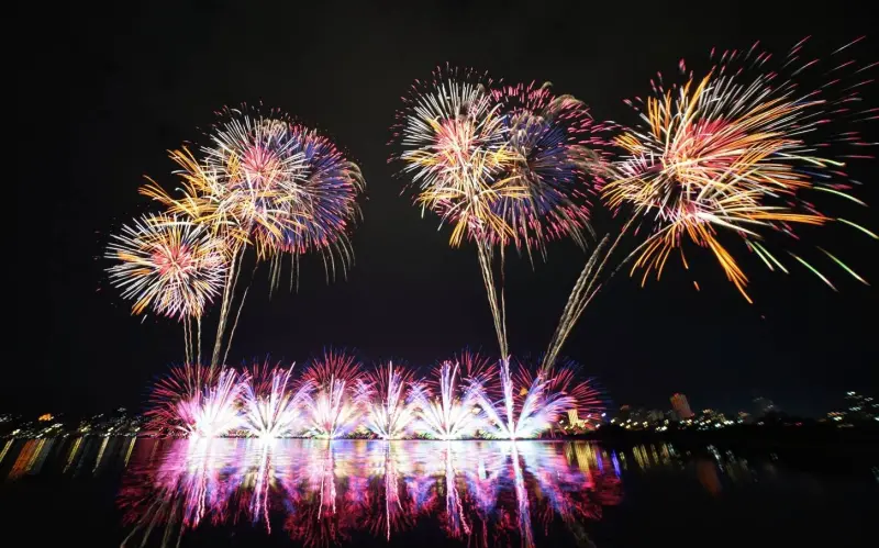 ▲今（6）晚的台北大稻埕碼頭，即將被絢爛的煙火點亮夜空，還有動力火車在現場演唱！（圖／新北水漾臉書）