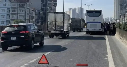 越南河內公車遭搶拔鑰匙！40多名乘客40度高溫下受困1小時
