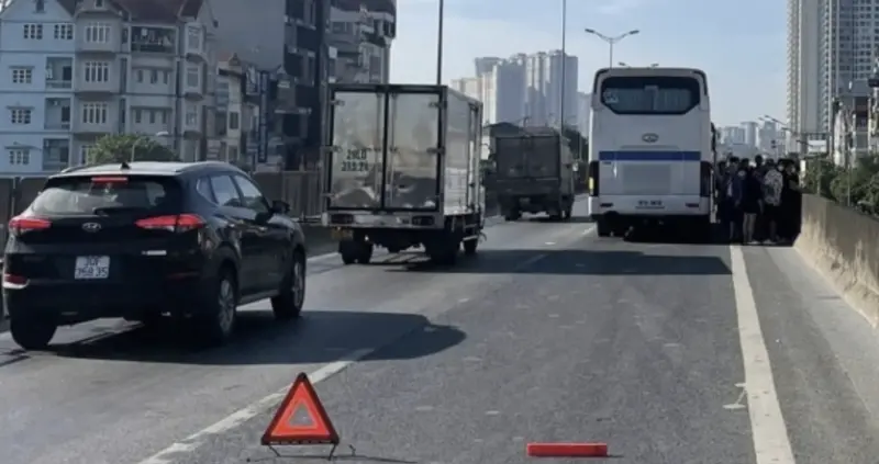 ▲河內一名男子因不滿公車司機不讓路，竟衝上公車，拔掉鑰匙，導致40多名乘客在攝氏近40度的高溫下受困公路一個多小時。（圖／VnExpress）