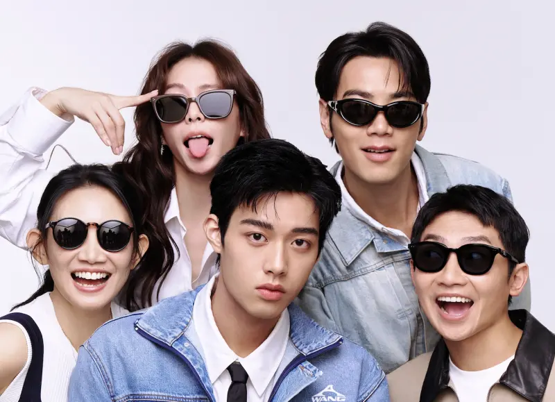 ▲季凡立（中間）成為宋芸樺、禾浩辰、蔡昌憲的師弟，188公分的他有著一張帥氣臉龐，就連宋芸樺都被迷暈，笑說是學生時期，會偷偷暗戀到畢業的那種男孩。（圖／快樂成長娛樂提供）