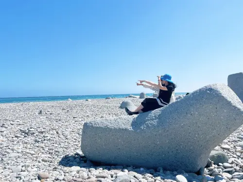 ▲「超好躺的消波塊」過去裸露出來的部分約1.5公尺高，斜度更是剛剛好，可以直接讓民眾躺著看海。（圖／臺東縣環境保護局）