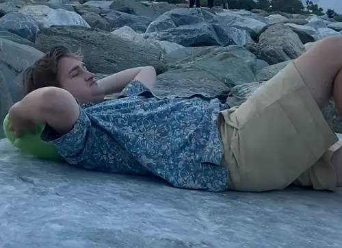 ▲台灣岩石大哥近期前往花蓮「南濱公園」朝聖「超好躺的石頭」。（圖／翻攝YT@@Taiwanrockguy）