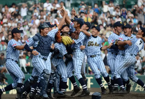 甲子園爆發「熱中症」警報！酷暑攪局　天氣太熱球員被擔架抬出場
