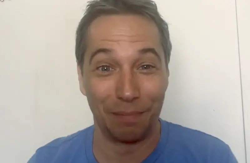 ▲今年獲奧斯卡最佳導演的西恩貝克，最新參與編劇和監製的電影《左撇子女孩》將於10月31日在台上映，他與導演鄒時擎在台北寫這部片的劇本，他也表示期待再來台，享用自己最愛的台灣美食—臭豆腐。（圖／光年映畫提供）