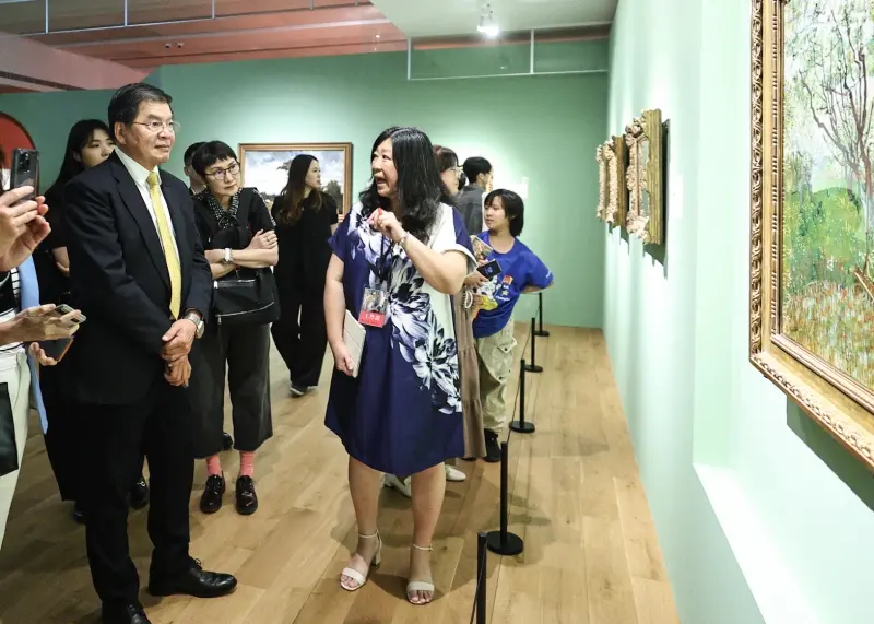 ▲國泰金控主要贊助美國大都會博物館海外巡展首次來台，開展1個月已吸引全台超過10萬人次觀展。國泰金控總經理李長庚（左一）赴故宮欣賞展覽，並鼓勵民眾把握機會欣賞國際級藝術大師真跡名作。（圖／國泰金控提供）