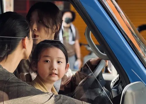 ▲蔡淑臻（由上至下）、馬士媛、葉子綺在《左撇子女孩》飾演去夜市擺攤的母女3人，各自面對自己的人生課題。（圖／光年映畫提供）