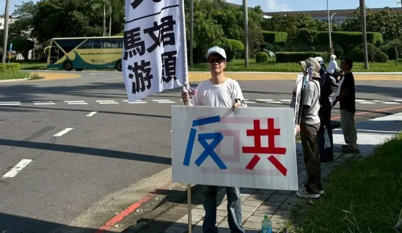 ▲成大教授梁文韜站上中興新村街頭，為罷免昔日學生游顥而奔走。（圖／罷團「去游除垢」提供，2025.08.06）