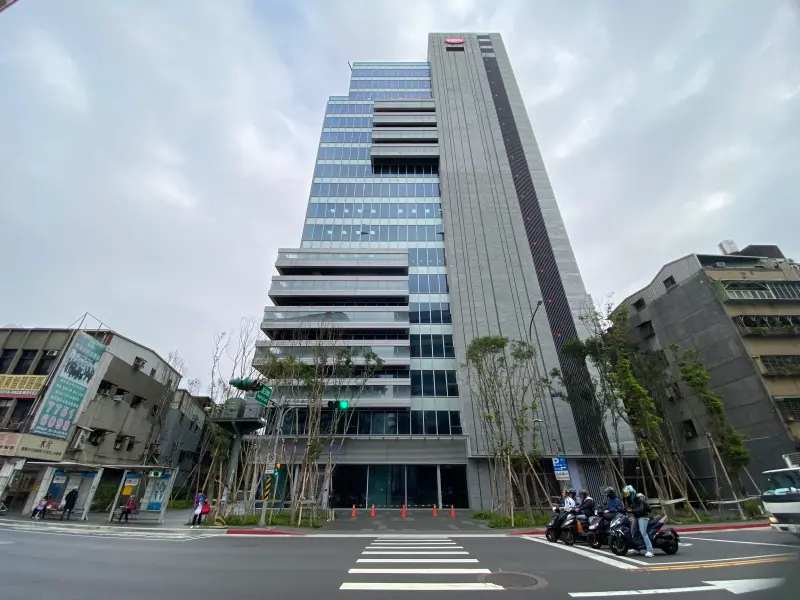 ▲近年受到限貸令影響，民眾房貸申請趨嚴，但不影響企業購置商辦，不少企業今年「加購」同棟商辦，擴大經營版圖。圖為利百代商業大樓。（圖／台灣房屋南港世貿展覽館店提供）