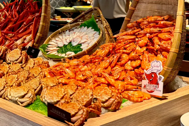 ▲全台唯一的泰國菜吃到飽餐廳「泰市場」被挖出最新優惠，8月每週二、三晚餐只要兩人同行，每人優惠價1180元＋10%，等於是原價打75折。（圖／記者葉盛耀攝）