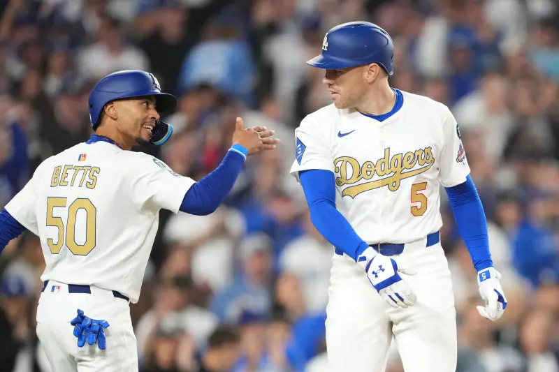 ▲大聯盟洛杉磯道奇球星貝茲（Mookie Betts）歷經兩個月低潮後，今繳出3安猛打賞，他坦言關鍵是隊友佛里曼（Freedie Freeman）的建議。（圖／路透／達志影像）