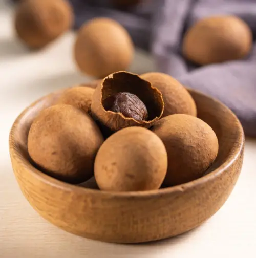 ▲天赦日要準備12顆帶殼桂圓（龍眼乾），拜拜後，現場敲破殼吃下，象徵金蟬脫殼，脫去霉運。（圖／主婦聯盟網站）