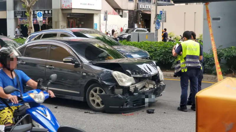 ▲台北市大安區發生連環追撞意外，遭撞騎士受困車底送醫搶救。（圖／翻攝畫面）