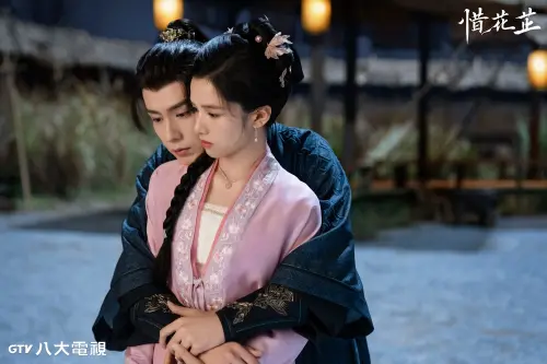 ▲八大電視古裝劇《惜花芷》胡一天（圖左）透露張婧儀（圖右）剛學會騎馬就想讓馬跑，膽子很大。（圖／八大提供）