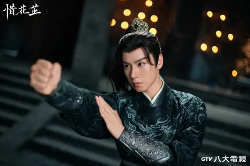 ▲八大電視古裝劇《惜花芷》胡一天（圖左）透露張婧儀（圖右）剛學會騎馬就想讓馬跑，膽子很大。（圖／八大提供）