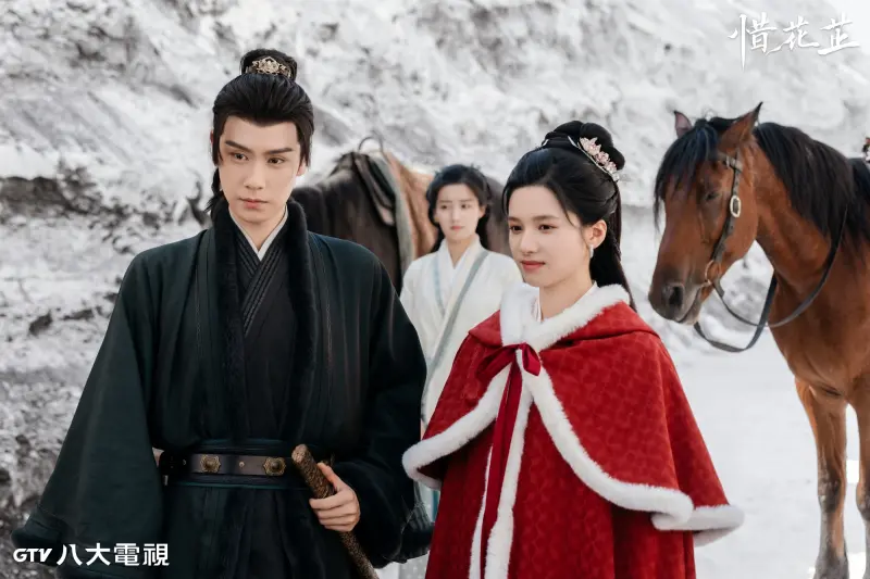 ▲胡一天（左）與張婧儀（右）在《惜花芷》中飾演一對情侶，剛開始太多打戲，讓他苦嘆好想談戀愛。（圖／八大提供）