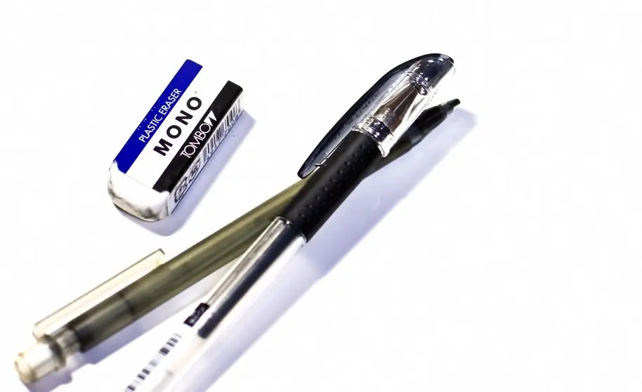 ▲橡皮擦是陪伴無數人度過學生時期的重要文具用品，每個人的鉛筆盒內都要準備上一塊。（圖／pakutaso）