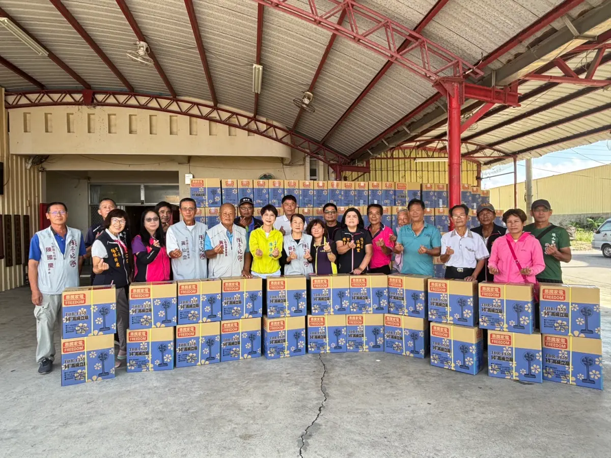 ▲天氣放晴 愛心持續不斷 陳亭妃、蔡秋蘭攜手獅子會捐贈電風扇暖災民心（圖／陳亭妃提供）