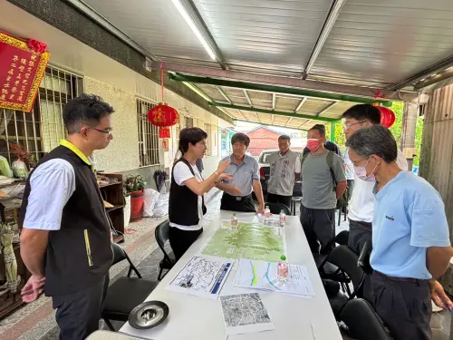 ▲立法委員陳亭妃今（6）邀集地方水利局、區公所等單位，偕同台南市議員趙昆原及菁寮里里長張文哲召開會議，共同擬定菁寮地區水患的解決方案。（圖／陳亭妃提供）